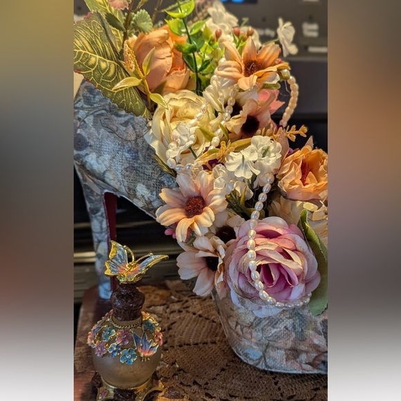 Juicy Couture White Stiletto Heel (SINGLE SHOE) with Ornate Pattern. Size 8 - Picture 10 of 10